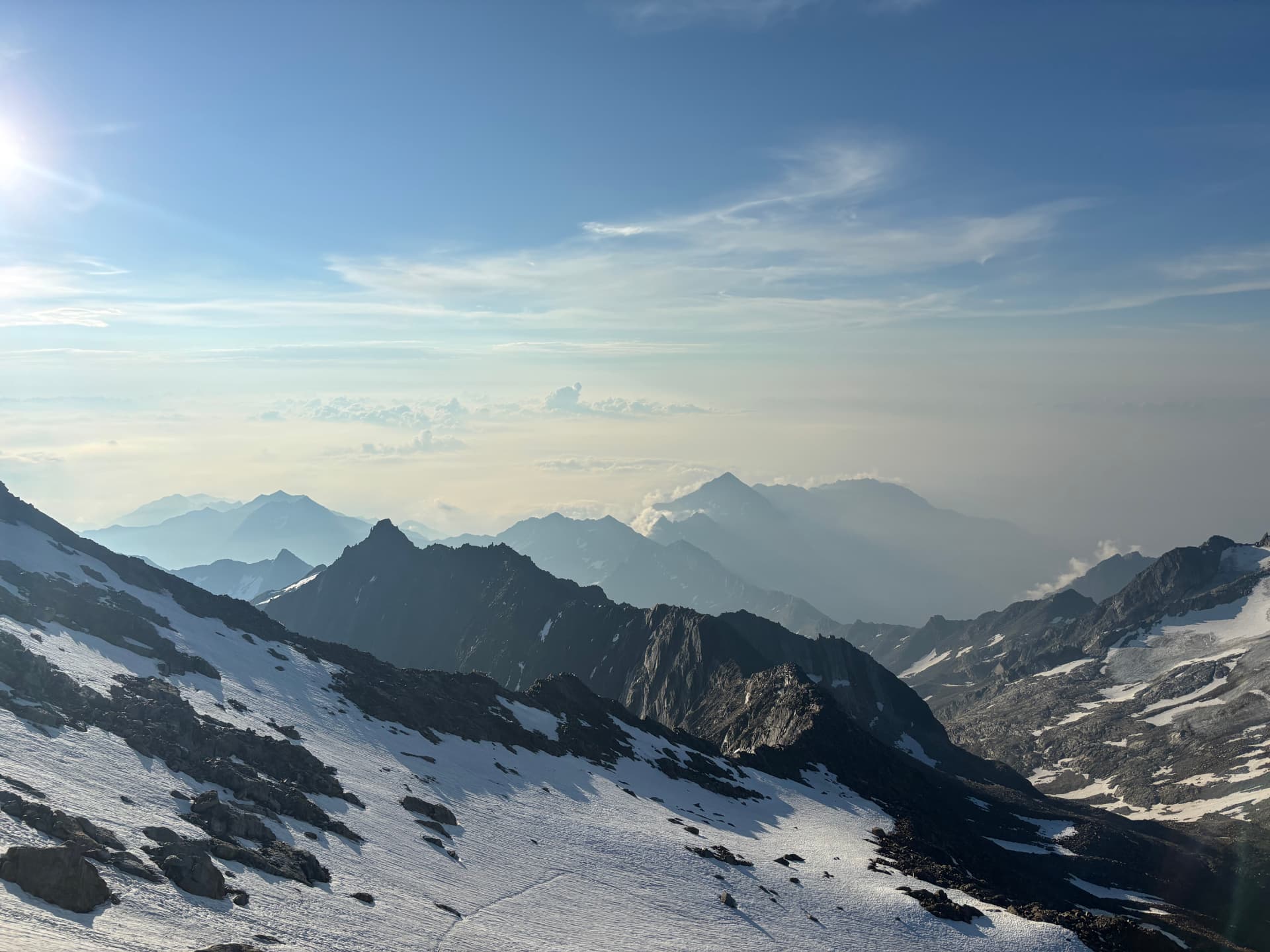 Panorama de montagnes enneigées